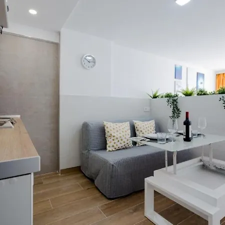 319 Modern Accommodation,sea View And Pool דירה